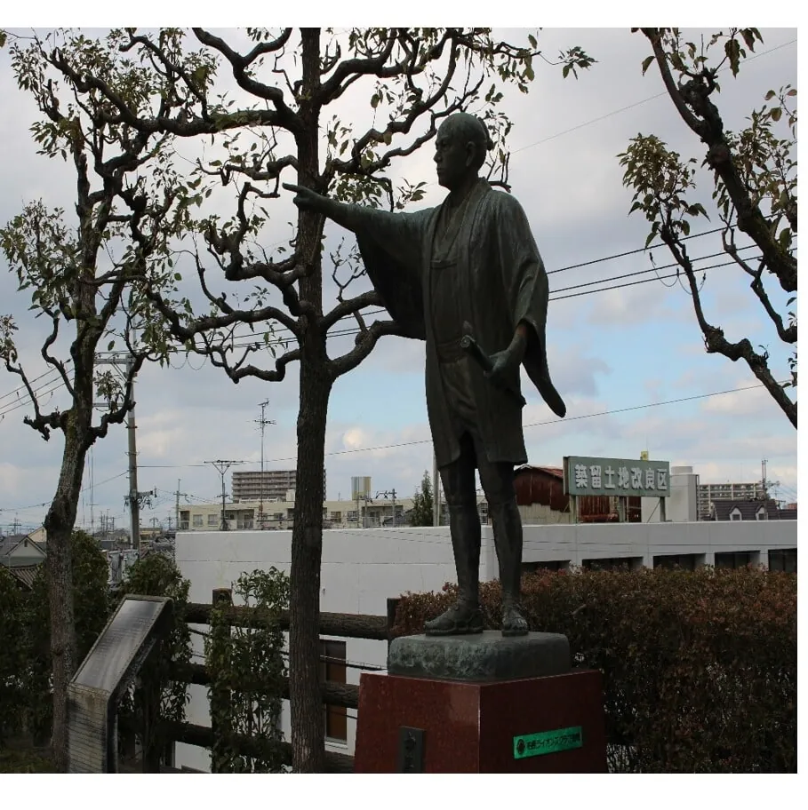 柏原市に建つ中甚兵衛の銅像
