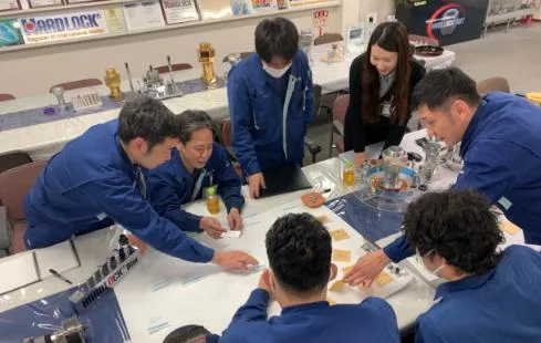 社員が机を囲んで意見を出し合うプロジェクトの様子