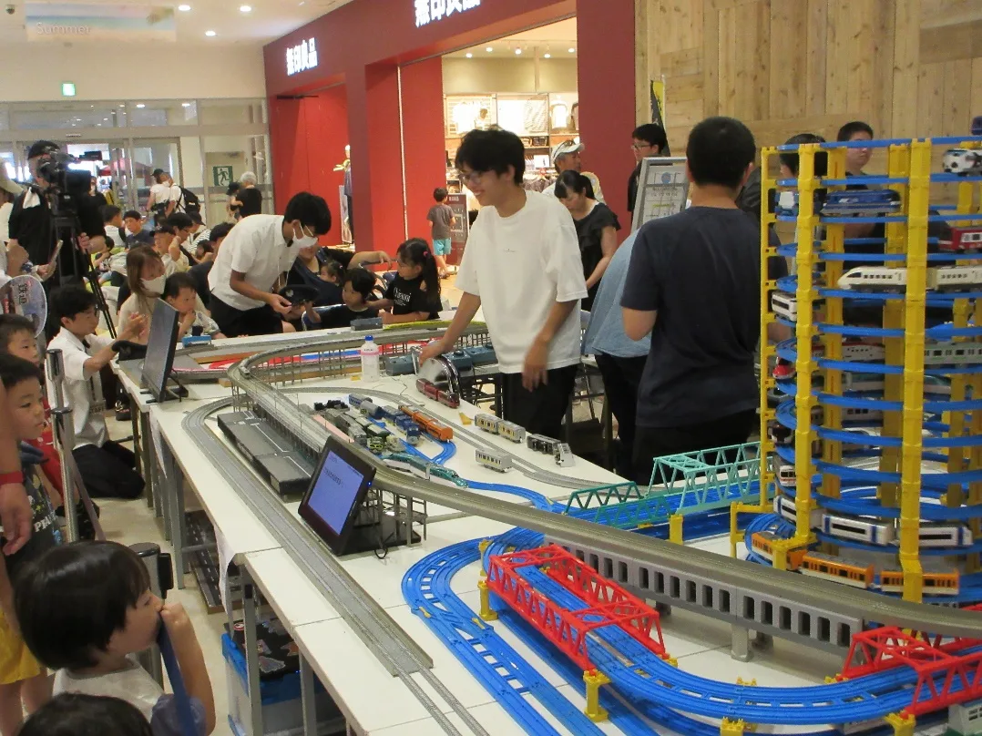 鉄道模型の走行会に見入る子どもたち