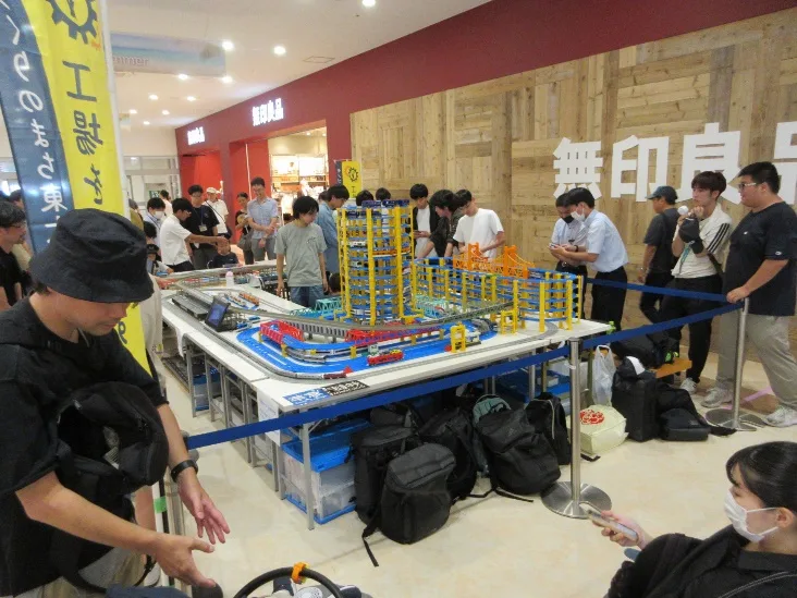 大型のプラレールレイアウトを取り囲む来場者