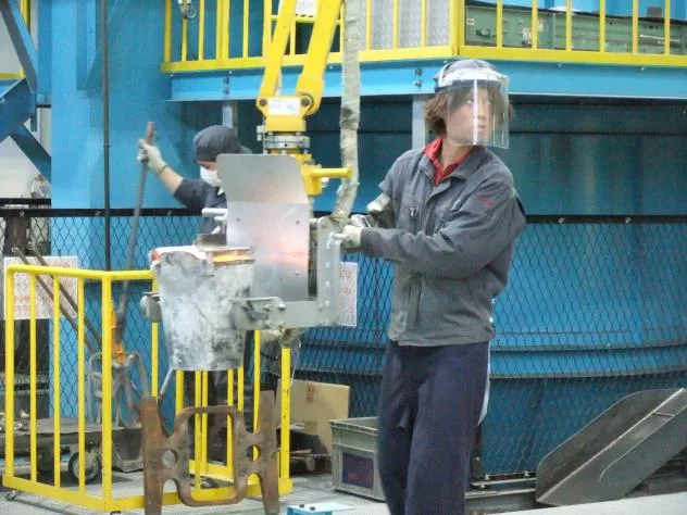 保護面をつけて鋳造の溶解作業にあたる社員